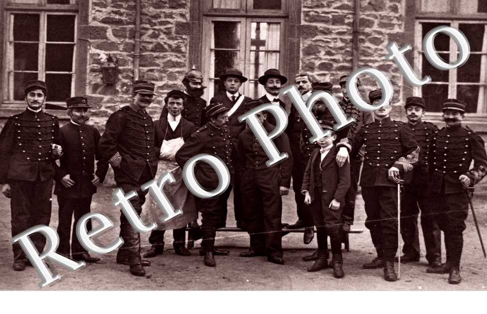 Un groupe de  personnes en grande partie Militaires