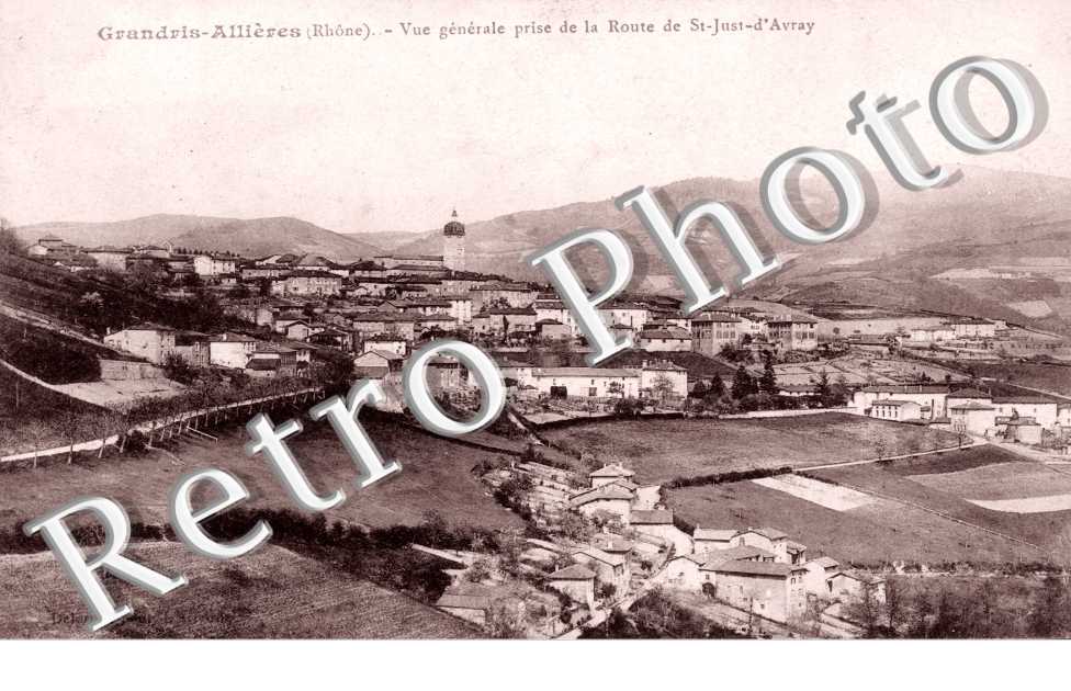 vue generale prise de la route de saint just d'avray