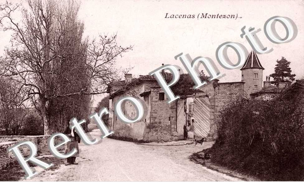 ( une rue du village )