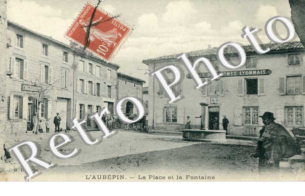 La place et la fontaine - Hotel des Monts lyonnais