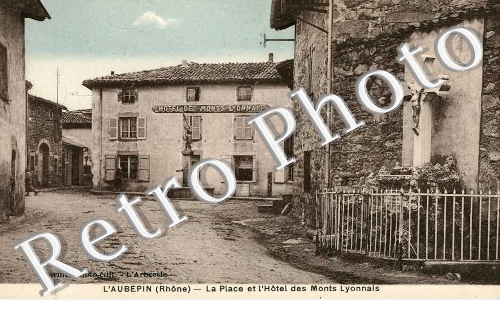 la place et l'hotel des monts lyonnais