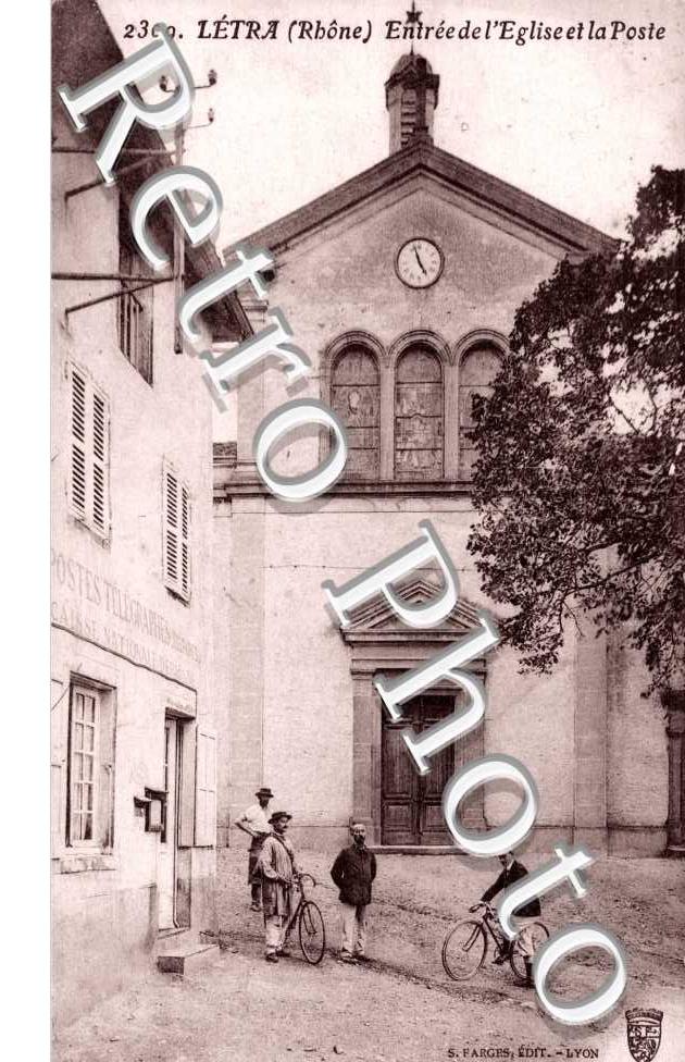 entree de l'eglise et la poste