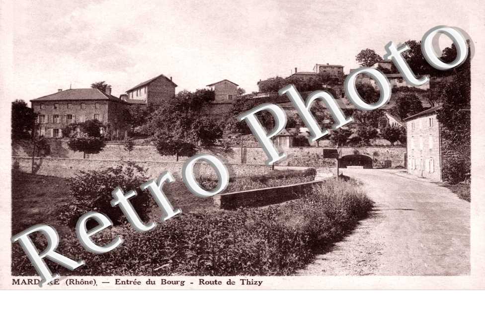 l'Entree du Bourg et la Route de Thizy