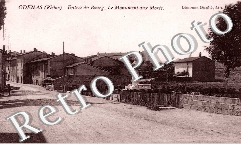 l'Entree du Bourg, le Monument aux Morts
