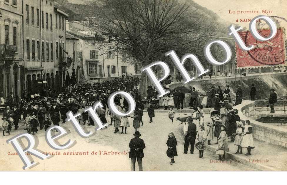 Les manifestants arrivant de l´Arbresle Le premier Mai
