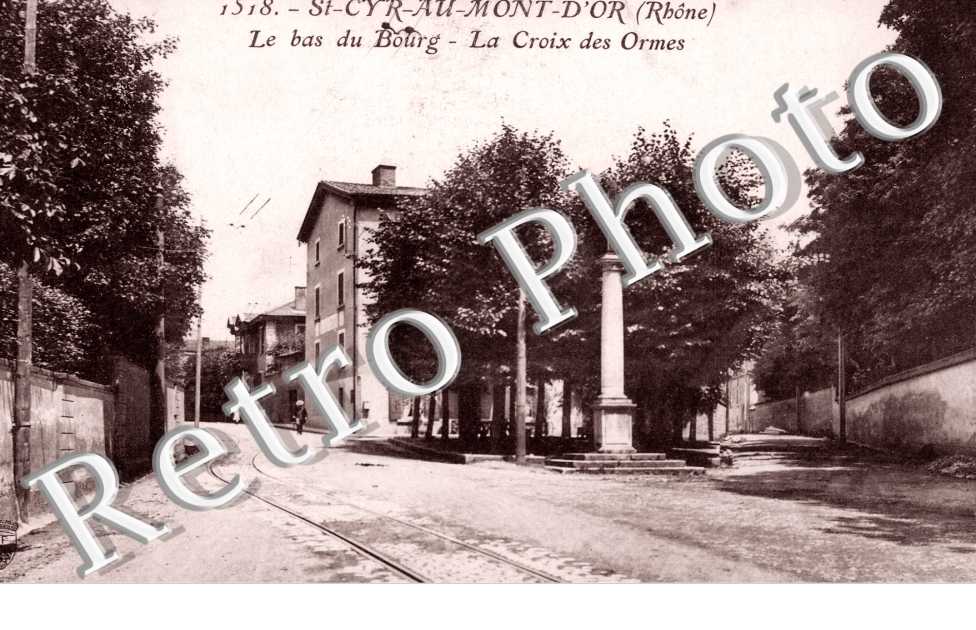 Le bas du bourg - La croix des Ormes