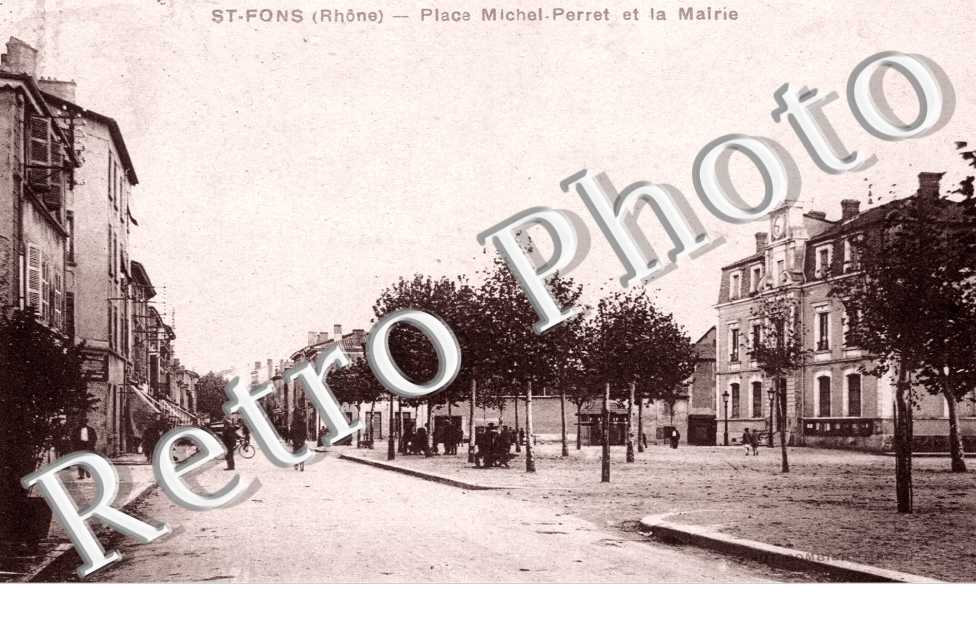 Place Michel Perret et la Mairie