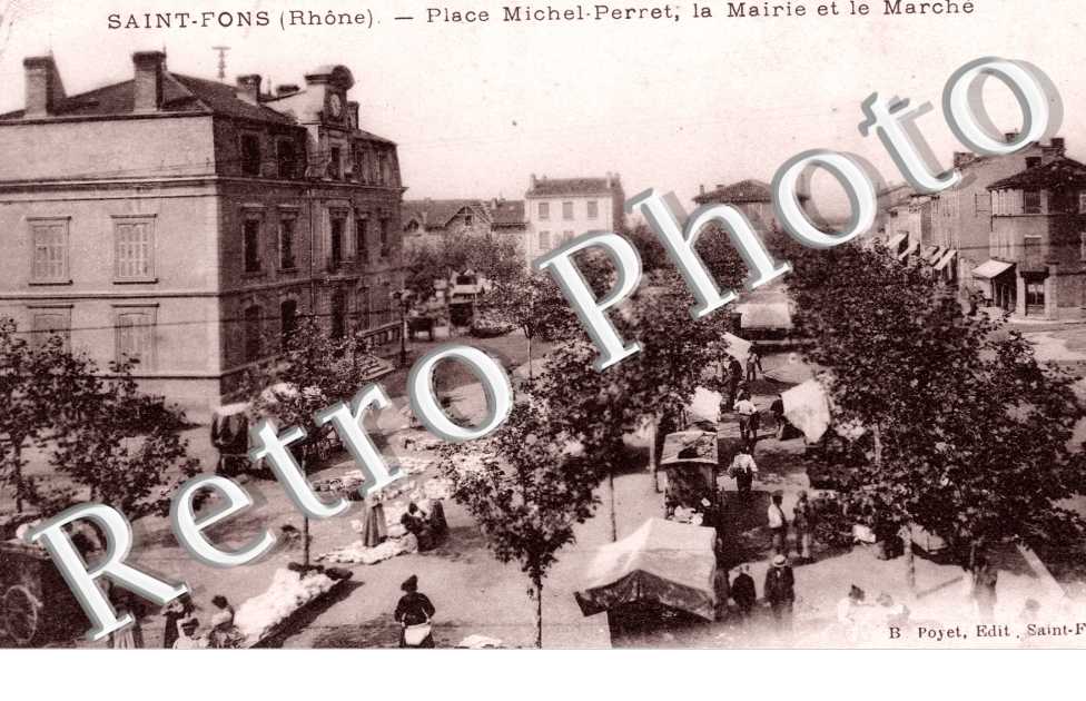 Place Michel Perret, la Mairie et le Marche
