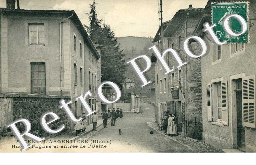 Rue de l'eglise et entree de  l'usine