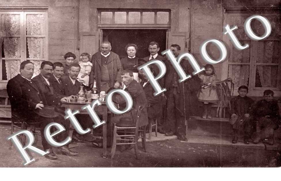 Un groupe de personnes pris en photo