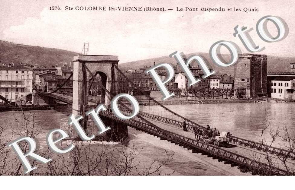 Le pont suspendu et les quais
