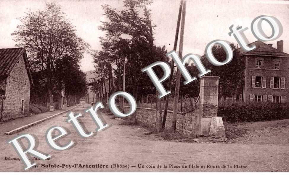 un coin de la place de l'Isle et route de la Plaine