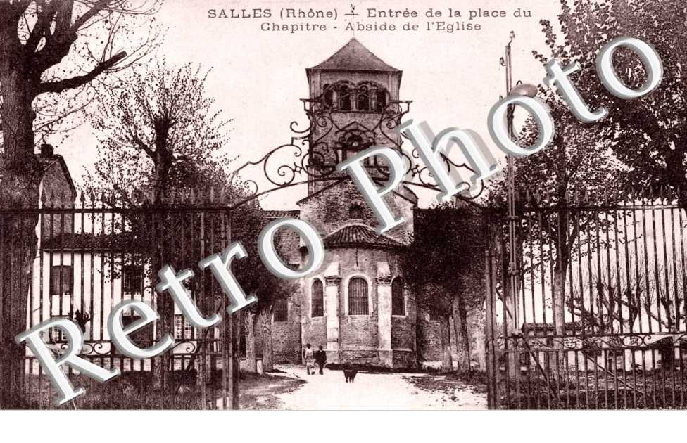 Entree de la place du chapitre - abside de l'eglise