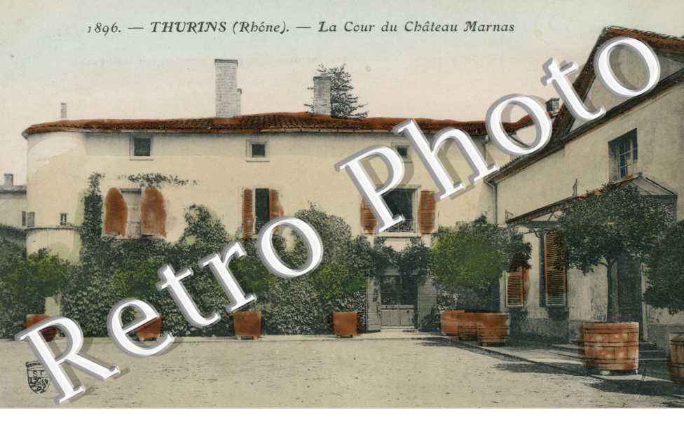La cour du chateau Marnas (couleur)