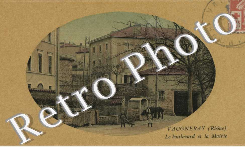 Le boulevard et la mairie 
