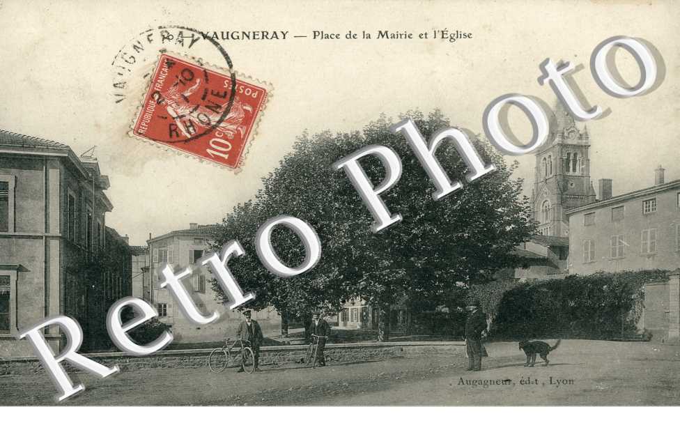 la Place de la Mairie et l'Eglise