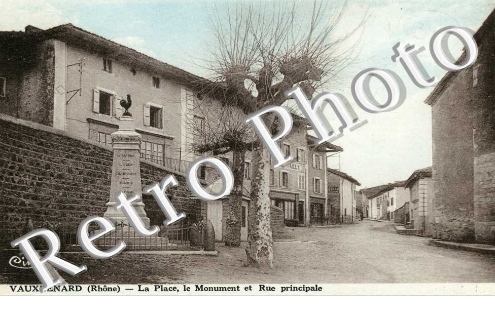 La place, le monument et rue principale