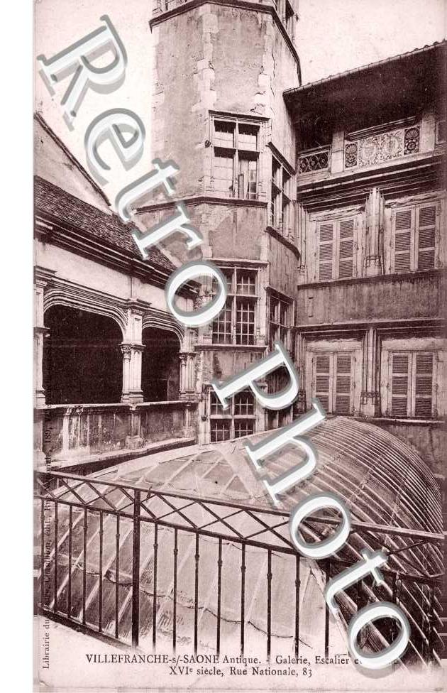 Antique Galerie, escalier et facade du XVIeme, rue Nationale