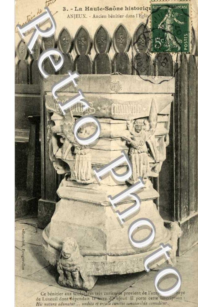 ancien benitier dans l'eglise