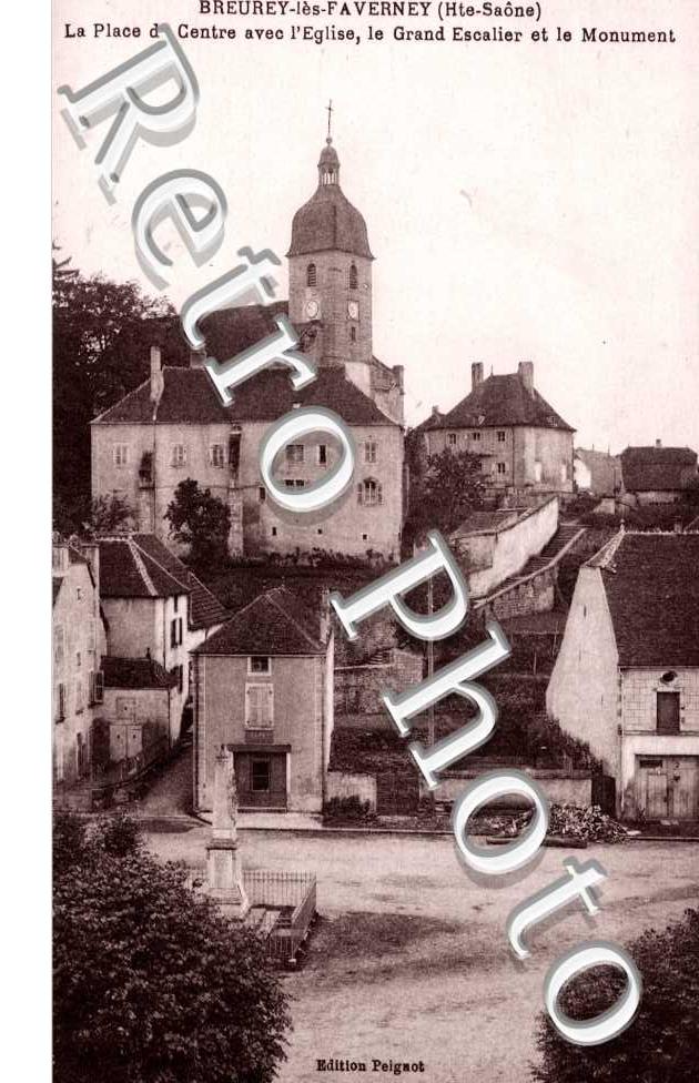 la place du centre avec l'eglise, le grand escalier et le monument