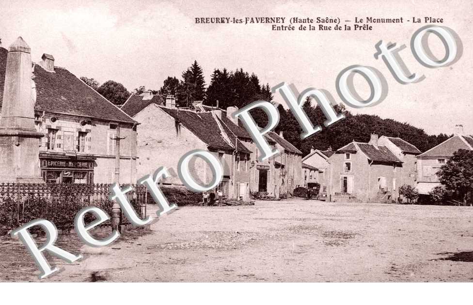 le monument, la place, entree de la rue de Prele