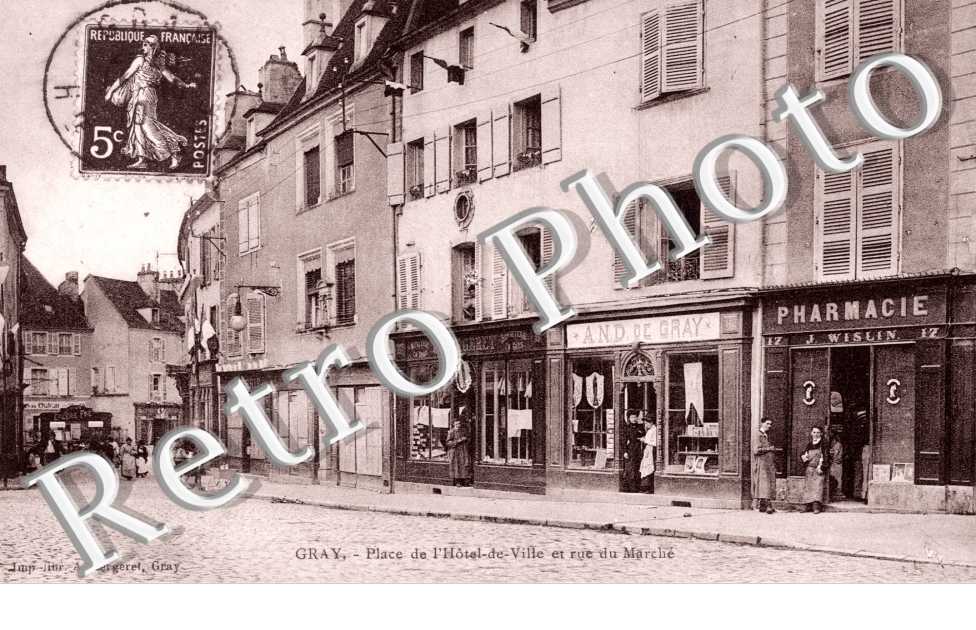 Place de l'Hotel de Ville et rue du Marche