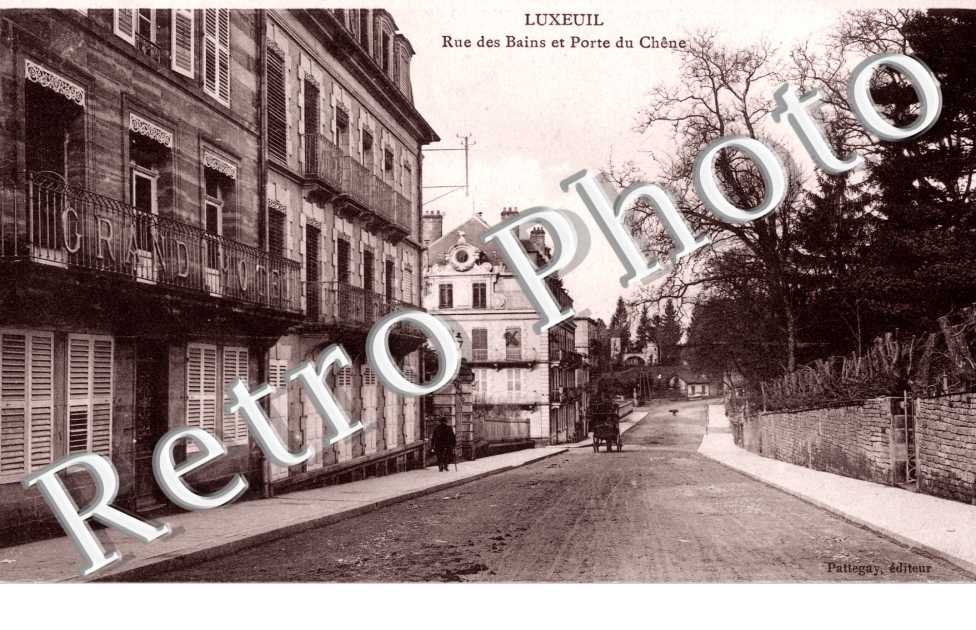 Rue des Bains et porte du Chene