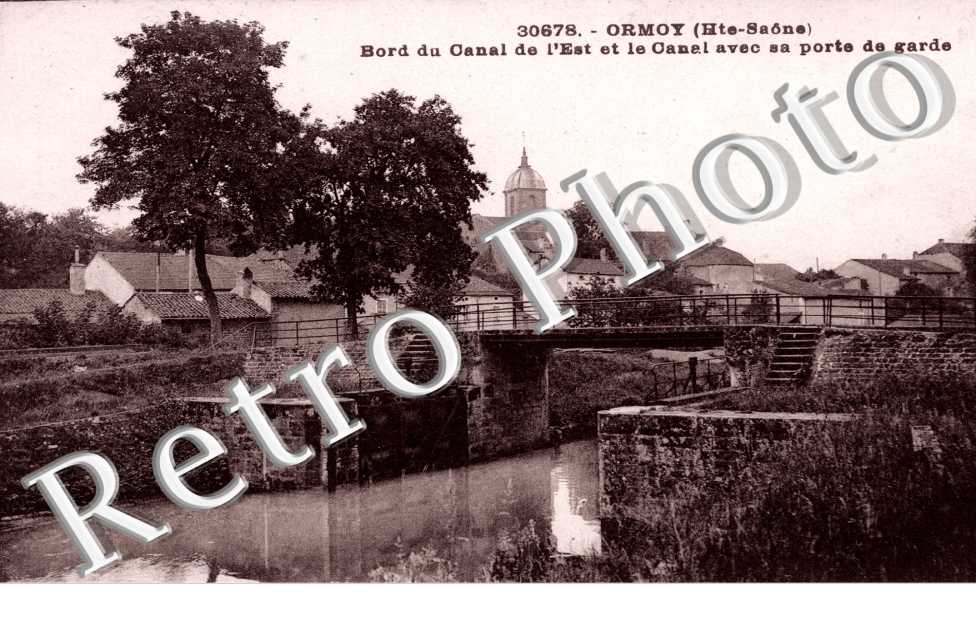 Bords du canal de l'Est et le canal avec sa porte de garde