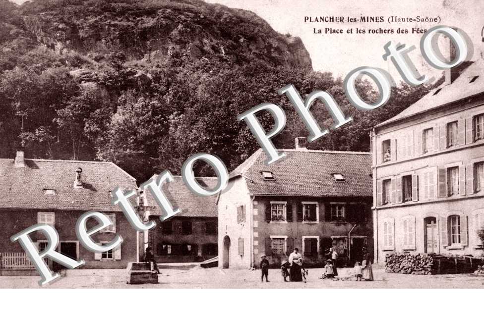 la place et les rochers des Fees