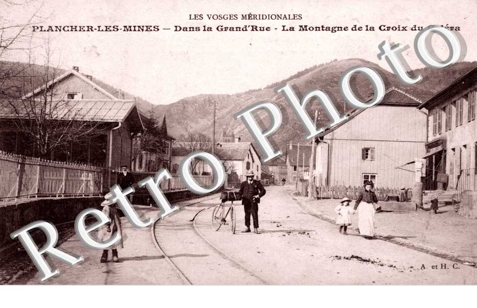 Dans la grand'rue La montagne de la Croix du Colera