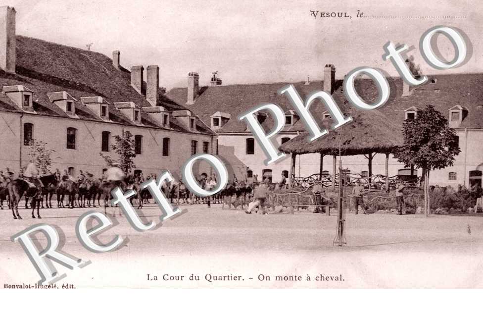 la Cour du Quartier - on monte a cheval