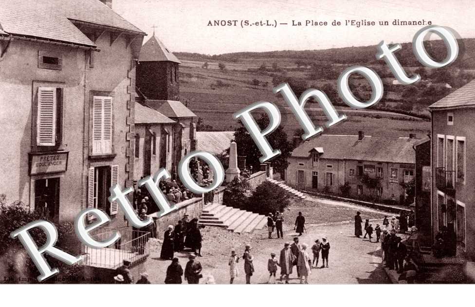 La Place et l'Eglise un dimanche