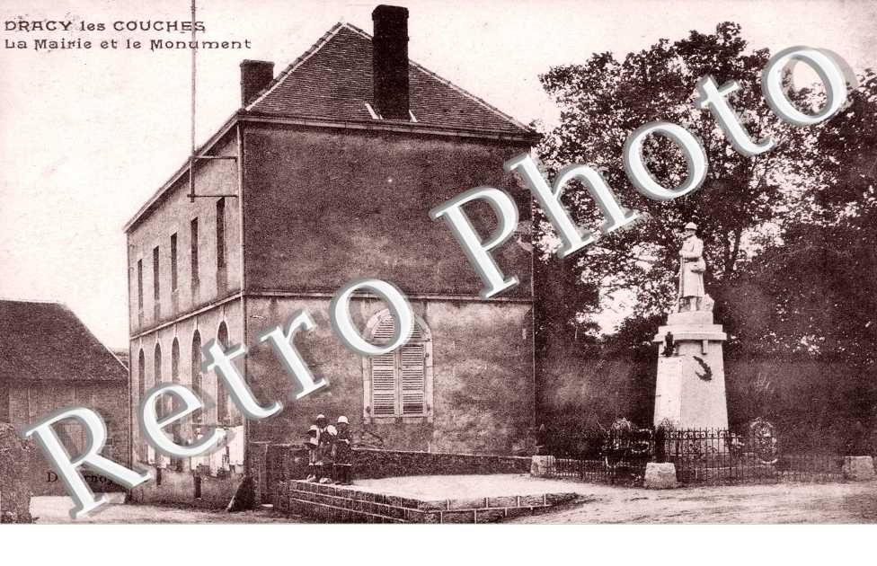 La mairie et le monument