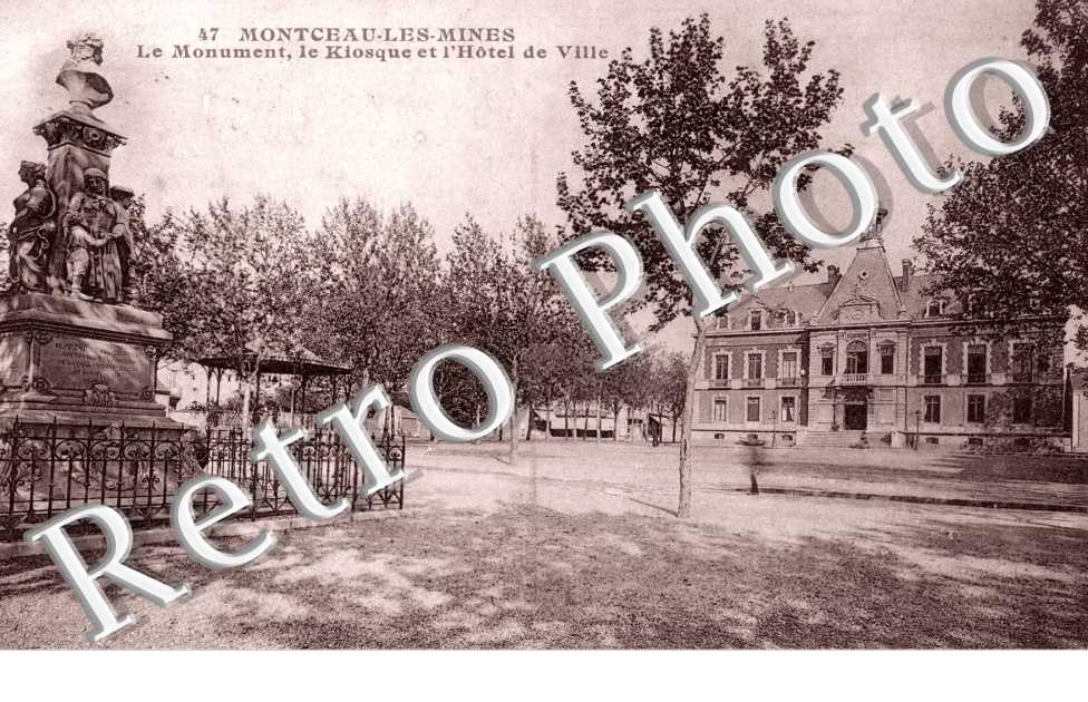 Le monument, le kiosque et l'Hotel de Ville