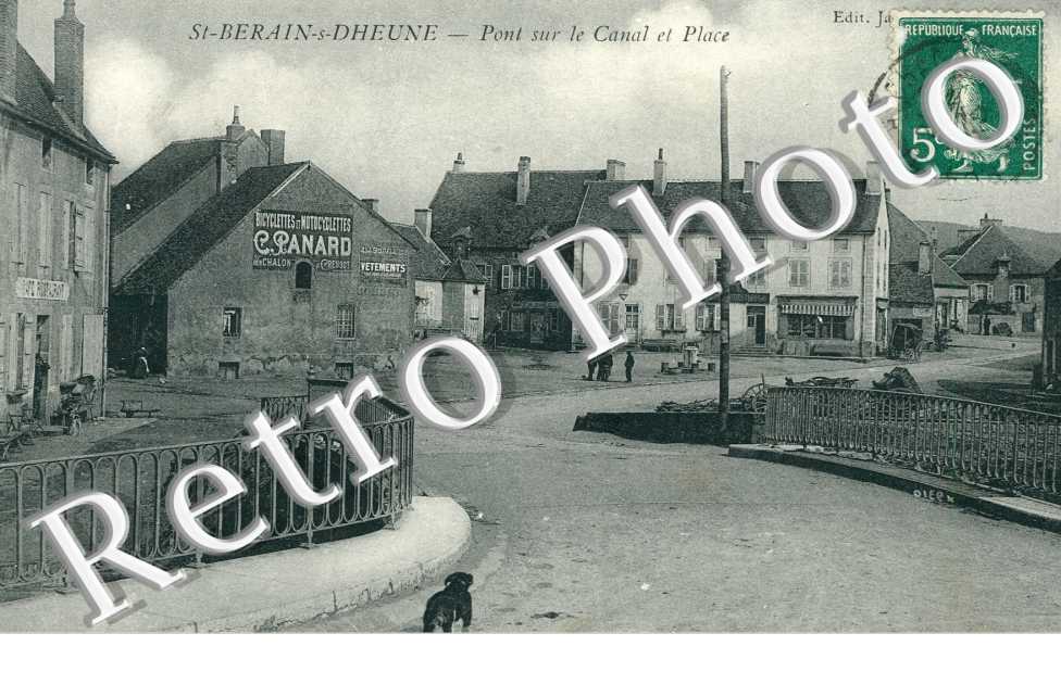 Pont sur le canal et place