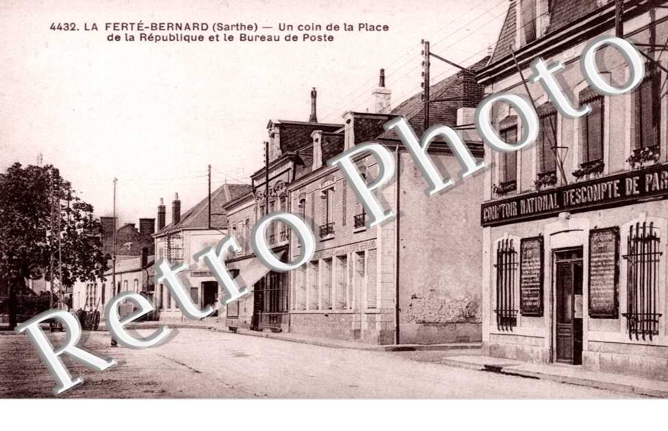 Un Coin de la Place de la Republique et le Bureau de Poste
