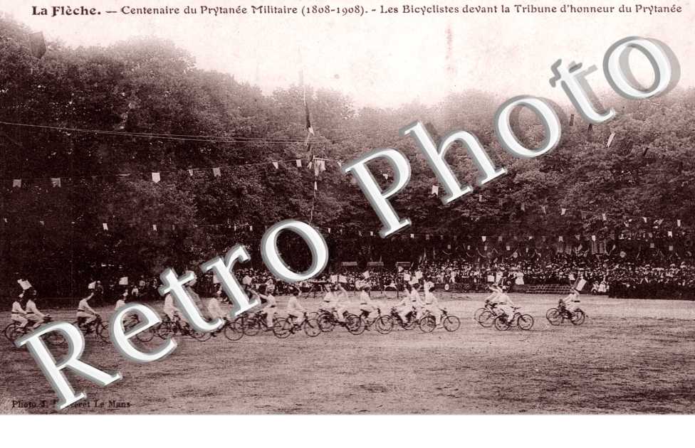 Centenaire du prytanee militaire 1808-1908 - les bicyclistes devant la tribune d'honneur du prytanee