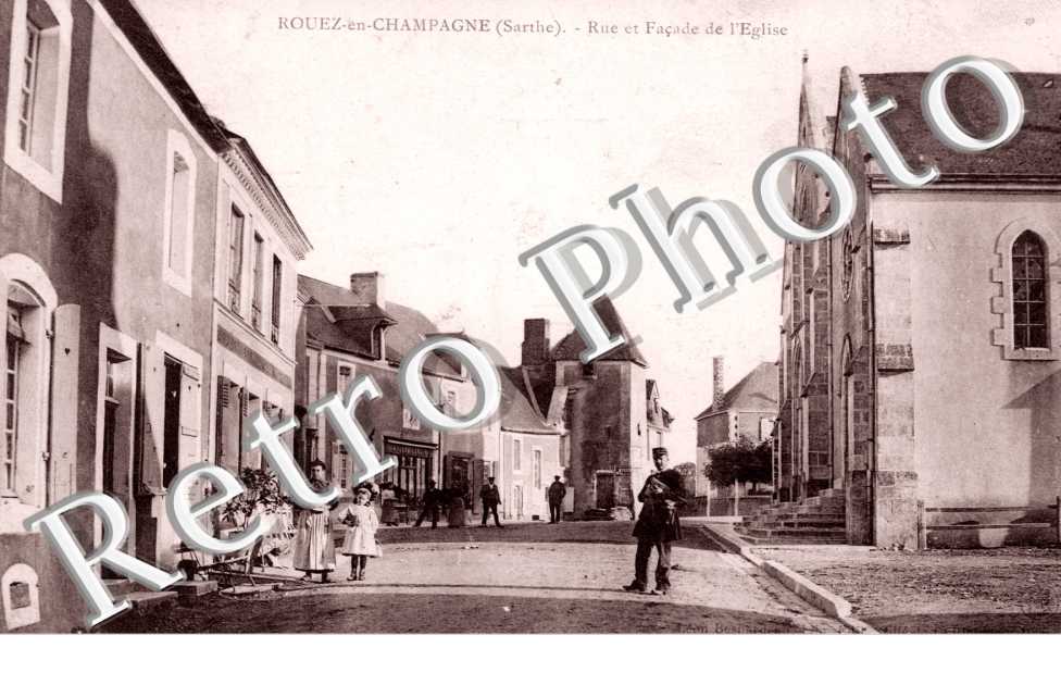 Rue et facade de l'eglise