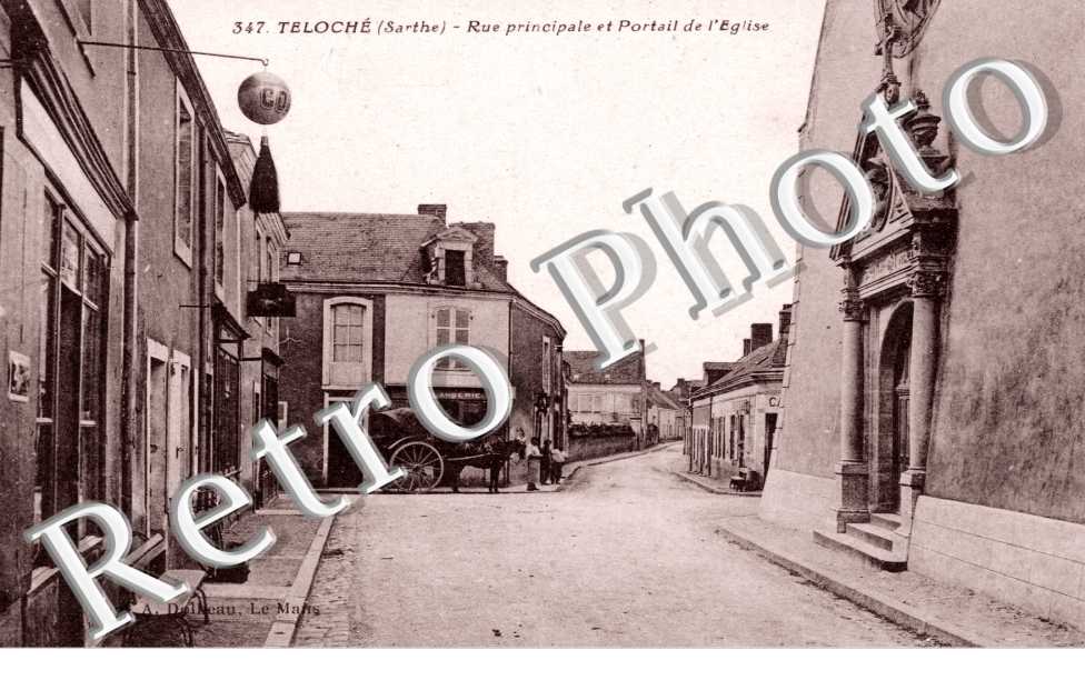 rue principale et portail de l'eglise