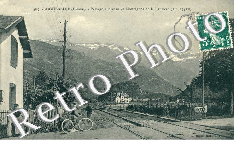 Passage a niveau et Montagnes de La Lauziere