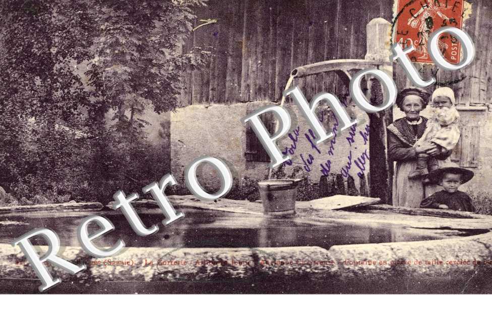(une grand-mere et ses enfants a la fontaine)
