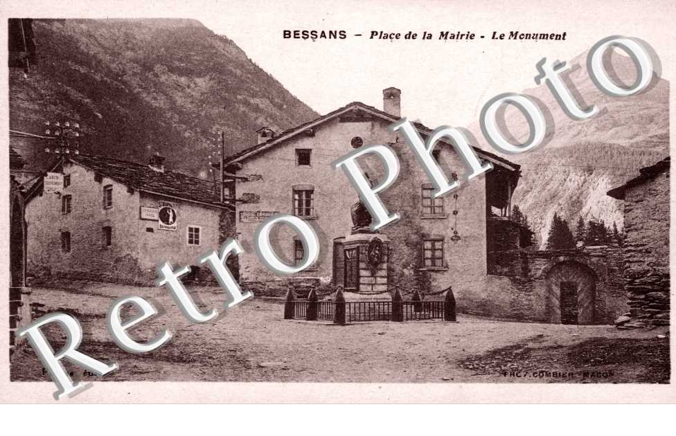 Place de la Mairie, le Monument