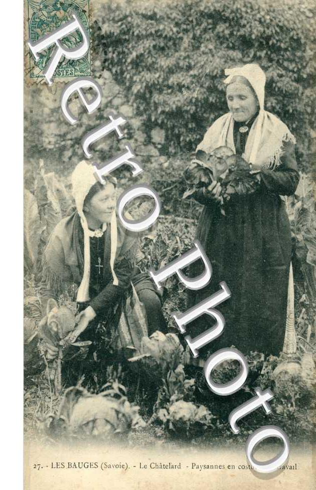 Paysannes en costume de travail