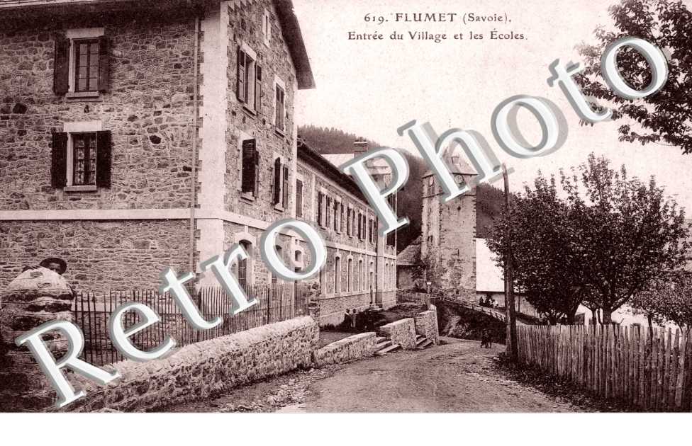 Entree du village et les ecoles