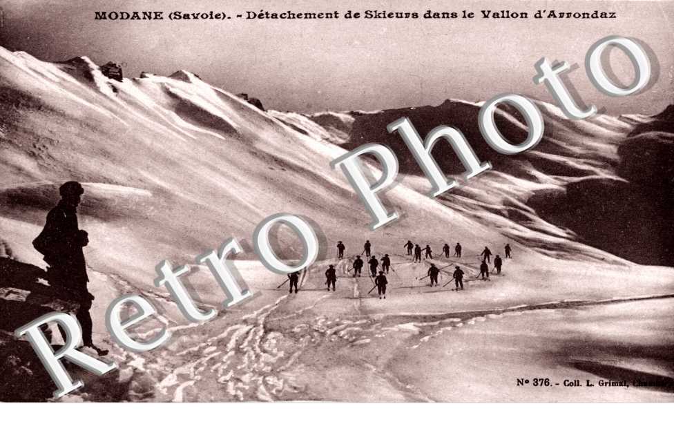 Détachement de Skieurs dans le Vallon d'Arrondaz