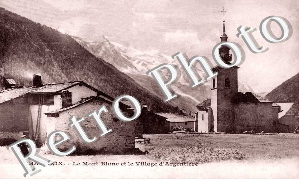 Le Mont Blanc et le Village d'Argentiere