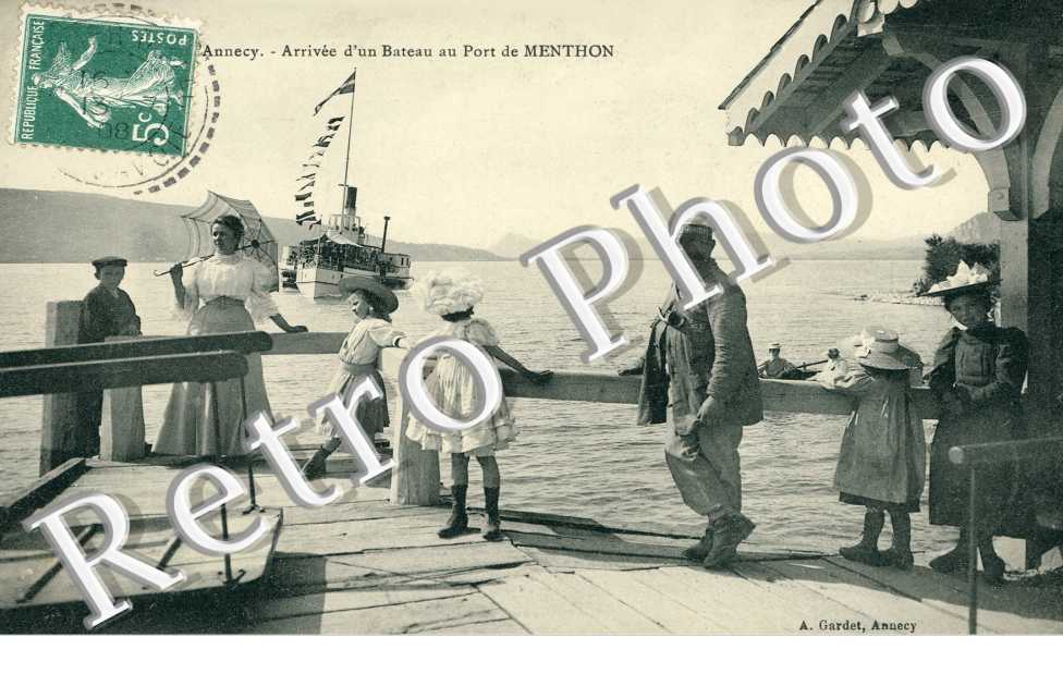 arrivee d'un bateau au port de menthon