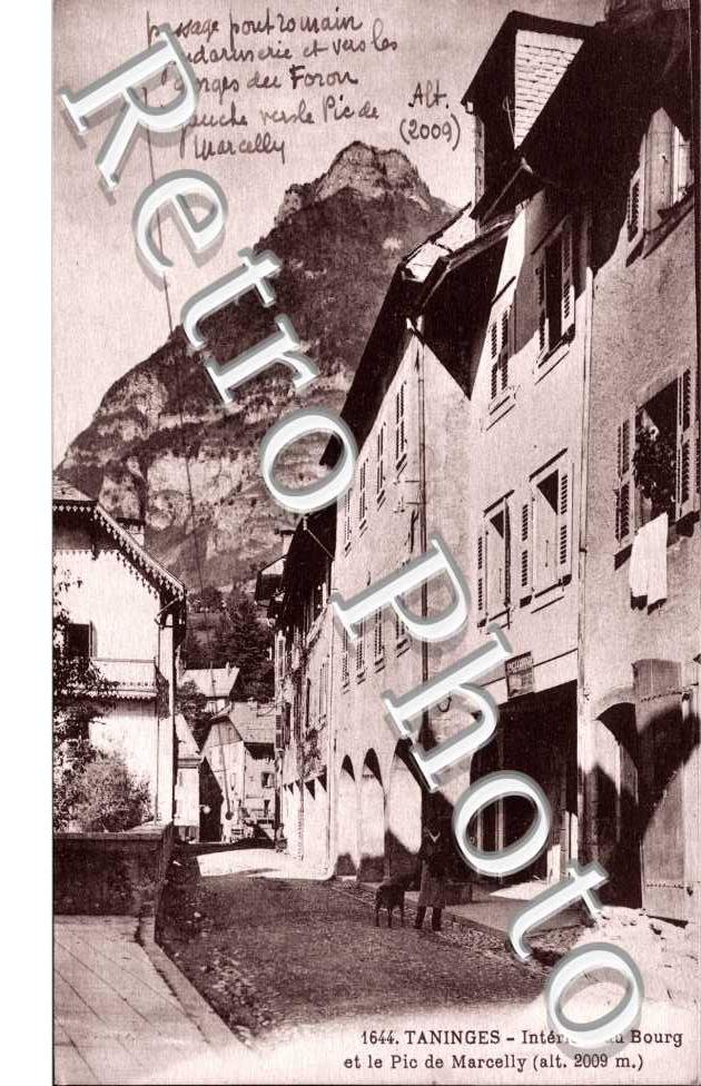 Interieur du Bourg et le Pic de Marcelly