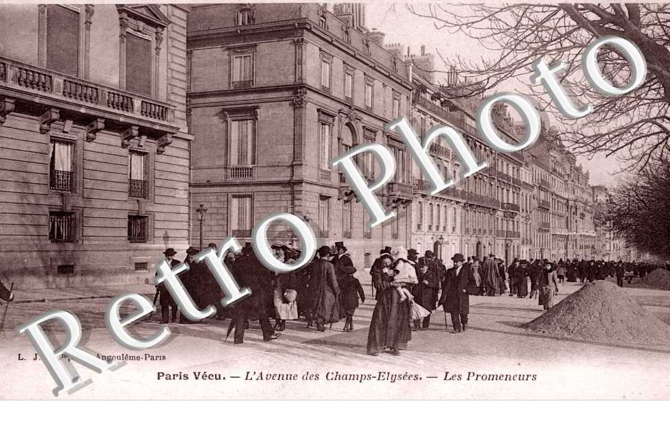 l'avenue des Champs Elysees les promeneurs