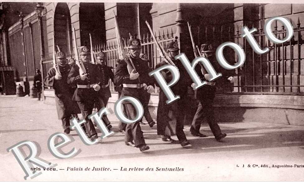 Palais de Justice, la Releve des Sentinelles